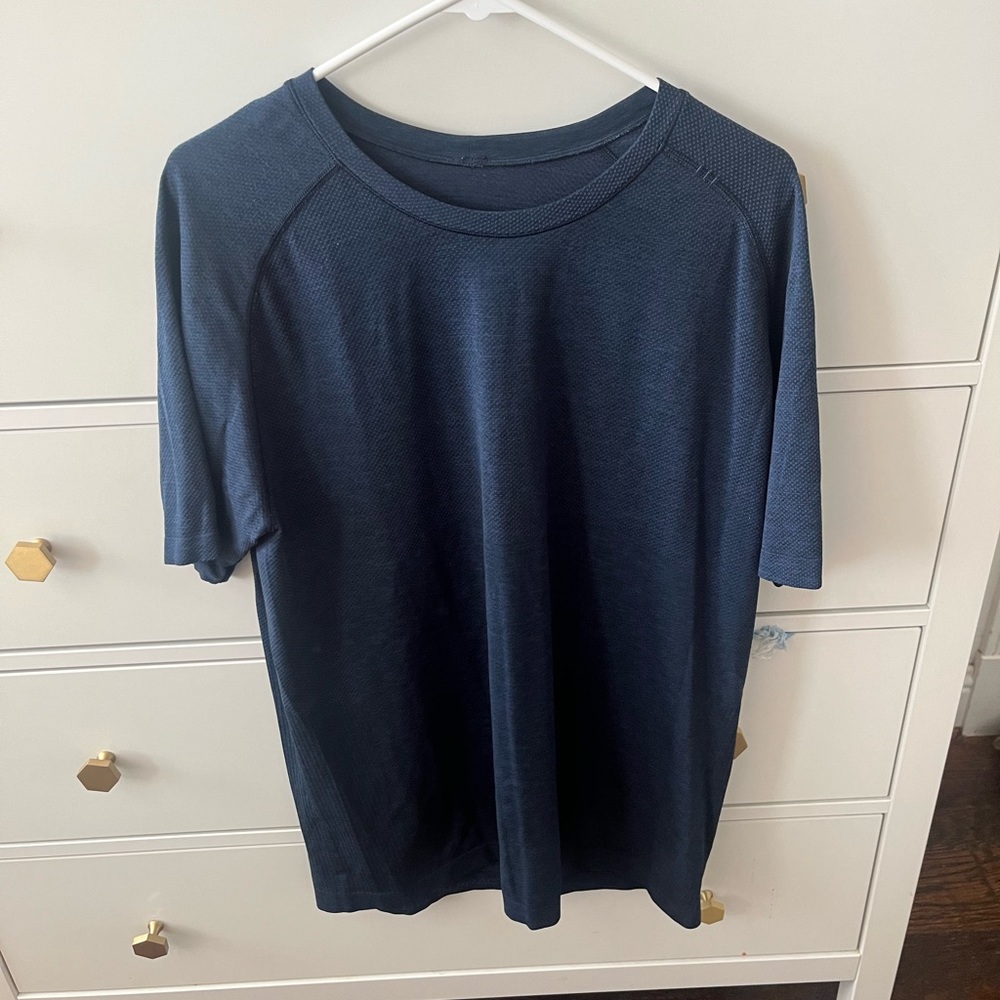 Men’s lululemon short sleeve tee